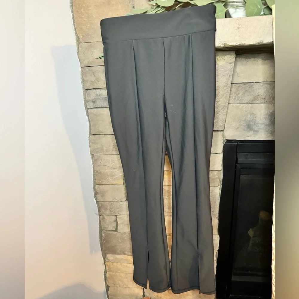 Old Navy high Rise Flare Athletic Leggings - Size Large (10-12)